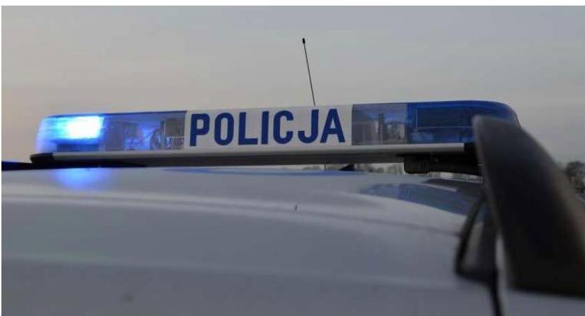 70-latek uderzył Mercedesem w bok ciężarówki