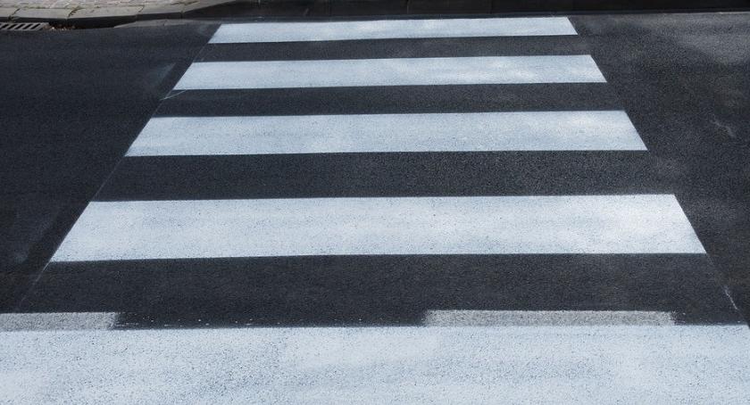Wyprzedzali na przejściach dla pieszych w Ciechanowie. Ukarano pięciu kierowców