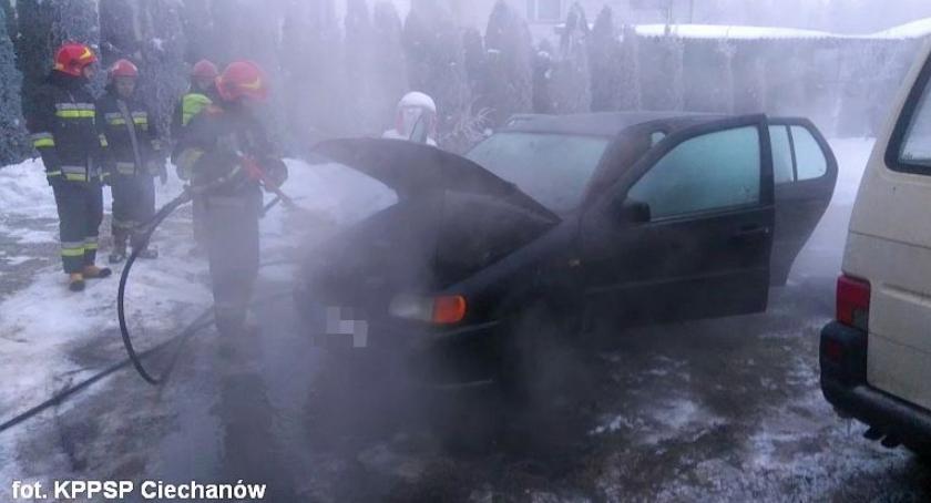 Pożar osobowego Volkswagena w Ciechanowie (zdjęcia)