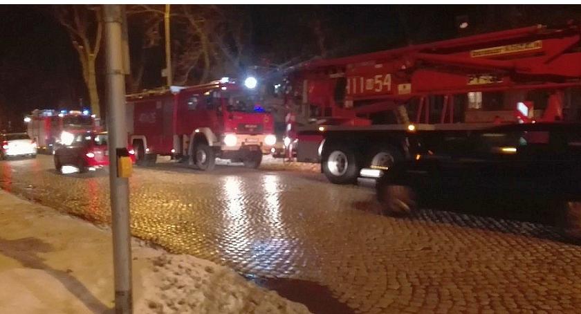 W bloku na ul. Sienkiewicza wybuchł pożar. Jako pierwsi na pomoc ruszyli policjanci