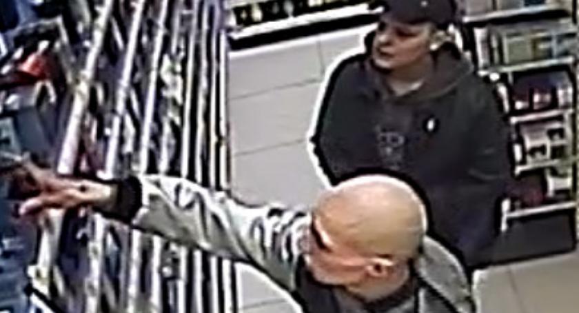 Policja poszukuje sprawców kradzieży i publikuje ich wizerunek (zdjęcia)