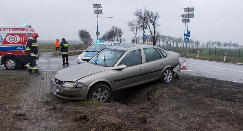 Opel wpadł do rowu pod Ciechanowem. Kierowca bez uprawnień, w aucie ciężarna i dwoje dzieci (foto)
