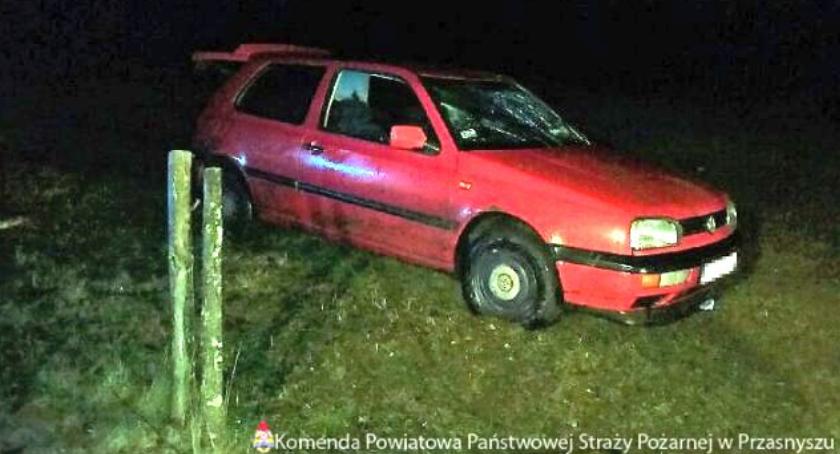 Dachowanie Golfa. Nikt z podróżujących nie przyznaje się do kierowania autem 