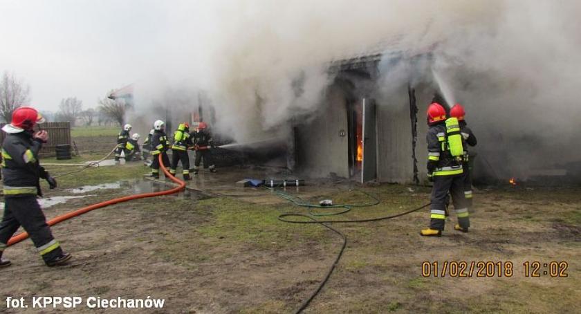 Pożar warsztatu pod Ciechanowem. M.in. spłonął samochód (zdjęcia)