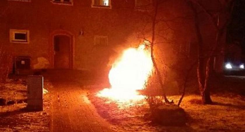 Nocny pożar w Ciechanowie. Przed blokiem zapalił się samochód (zdjęcia)