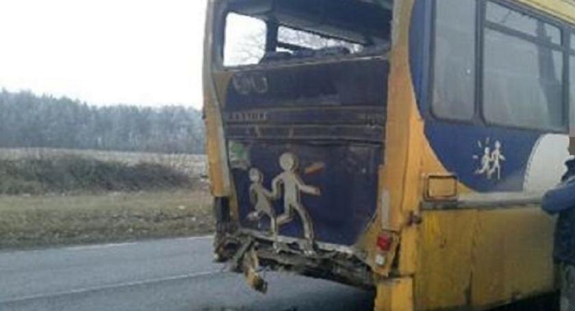 AKTUALIZACJA: Ciężarówka uderzyła w autobus szkolny