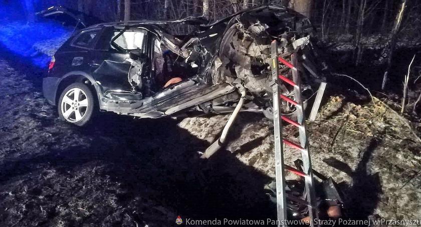 BMW uderzyło w przydrożne drzewo. Dwie osoby ranne (zdjęcia)