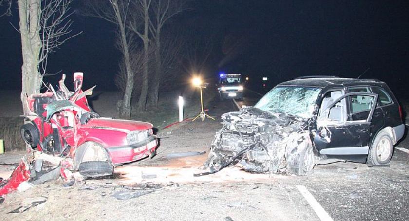 Tragiczny wypadek na krajówce. Golf czołowo zderzył się z Toyotą