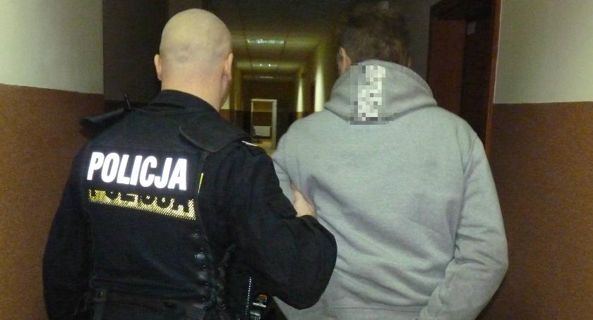 Napadł na wracającą z kościoła kobietę. W jego domu ukrywał się inny poszukiwany