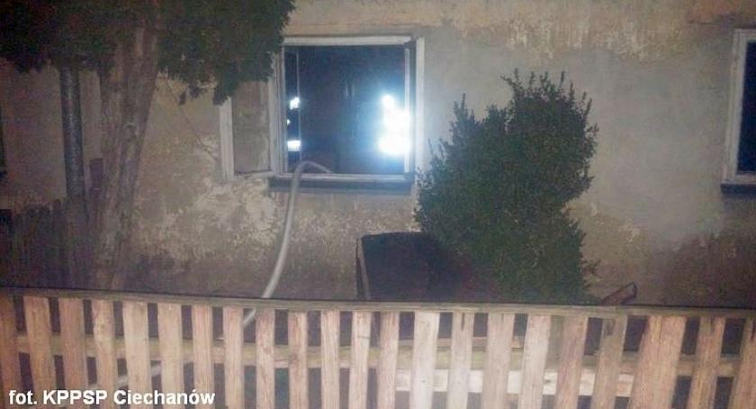 Pożar w budynku wielorodzinnym przy ul. Płońskiej (zdjęcia)