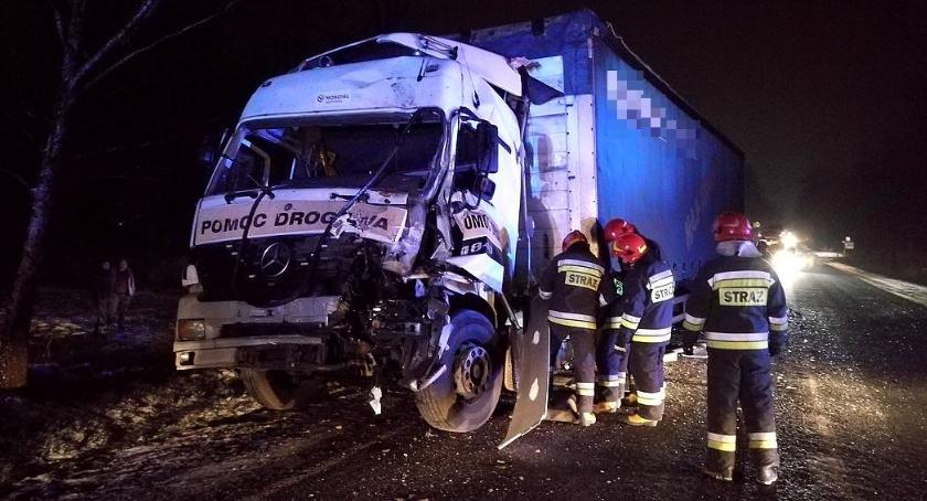 Tir uderzył w betoniarkę pod Ciechanowem (zdjęcia)