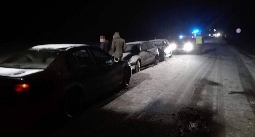 Wyciągnął z rowu Opla. Ten stoczył się na pas ruchu i zderzył z innym pojazdem (zdjęcia)