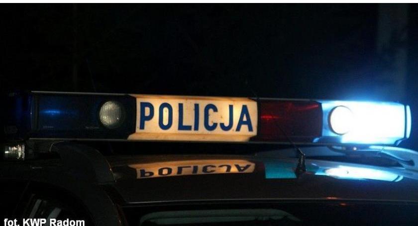 Pijany kierował BMW w Ciechanowie. Staranował słupek i zatrzymał się przy bloku