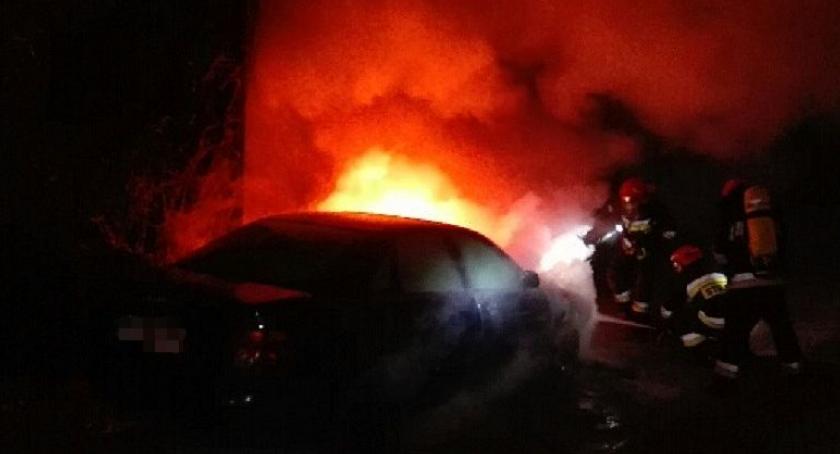 Groźny pożar w Ciechanowie. Zaparkowane przy budynku mieszkalnym Audi stanęło w płomieniach (foto)