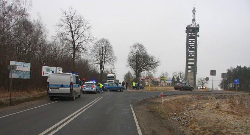 Zderzenie osobówek przy wieży na drodze Ciechanów - Mława (zdjęcia)