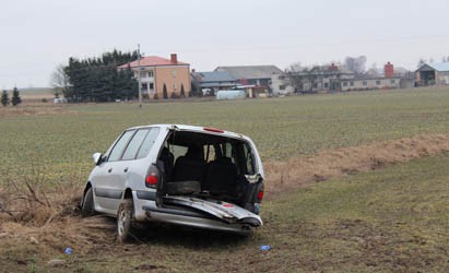 Dachowanie samochodu osobowego w Gąskach – 3 ranne - Zdjęcia