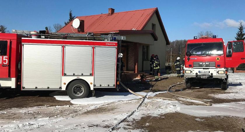 Na poddaszu domu jednorodzinnego wybuchł pożar. W budynku były cztery osoby (zdjęcia)