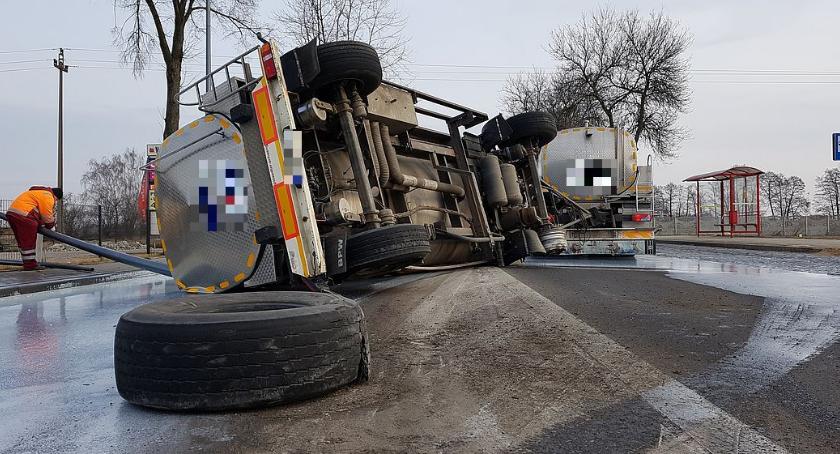 Pęknięta opona, wywrócona cysterna i kilka tysięcy litrów mleka na drodze [zdjęcia]