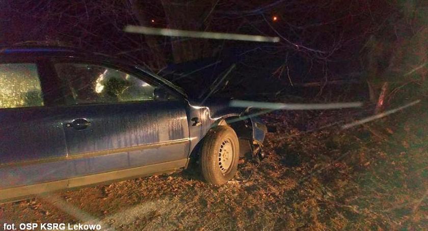 Passat uderzył w drzewo pod Ciechanowem. Pijany kierowca był zakleszczony w aucie [zdjęcia]
