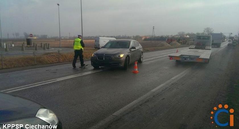 Trzy samochody zderzyły się w pobliżu centrum handlowego pod Ciechanowem [zdjęcia]
