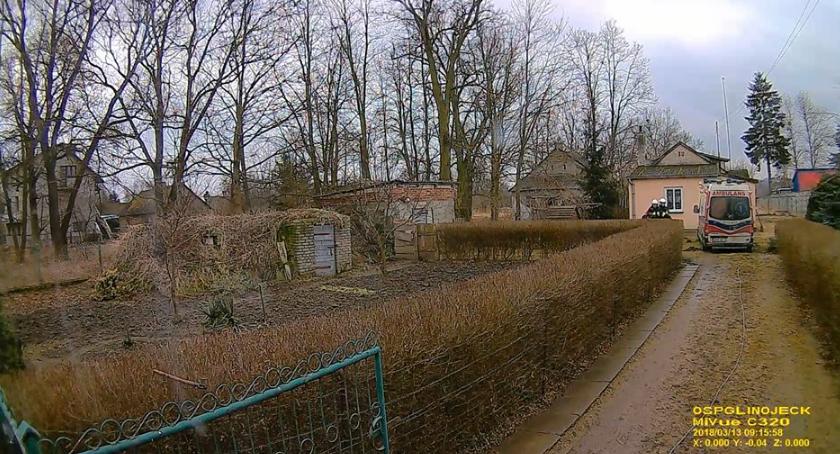 Karetka przyjechała do chorego i utknęła w błocie. Na pomoc ruszyli strażacy
