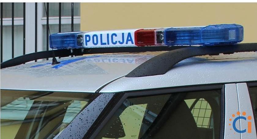 Sięgał po uchwyt do nawigacji i ... najechał na zamiatarkę. Nietypowa kolizja na pętli miejskiej