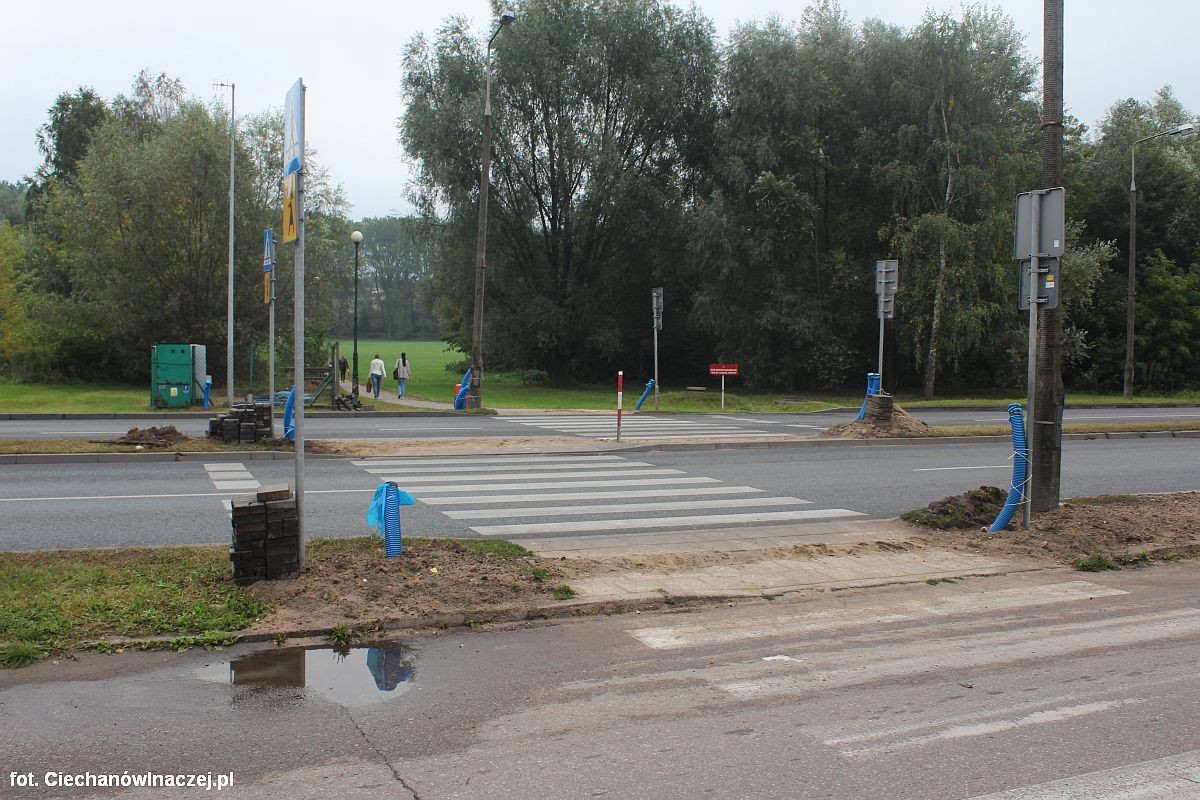 Na Tatarskiej rozpoczął się montaż sygnalizacji świetlnej na przejściu dla pieszych (zdjęcia)