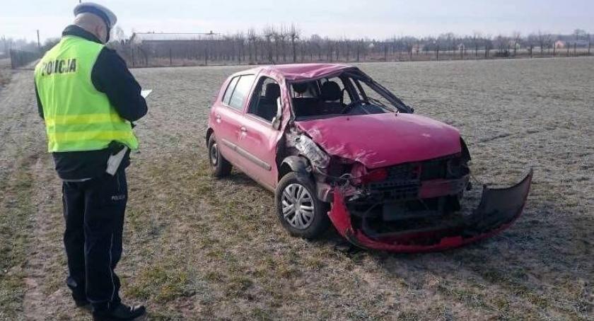Poranne dachowanie Renault. Ranne 5-letnie dziecko