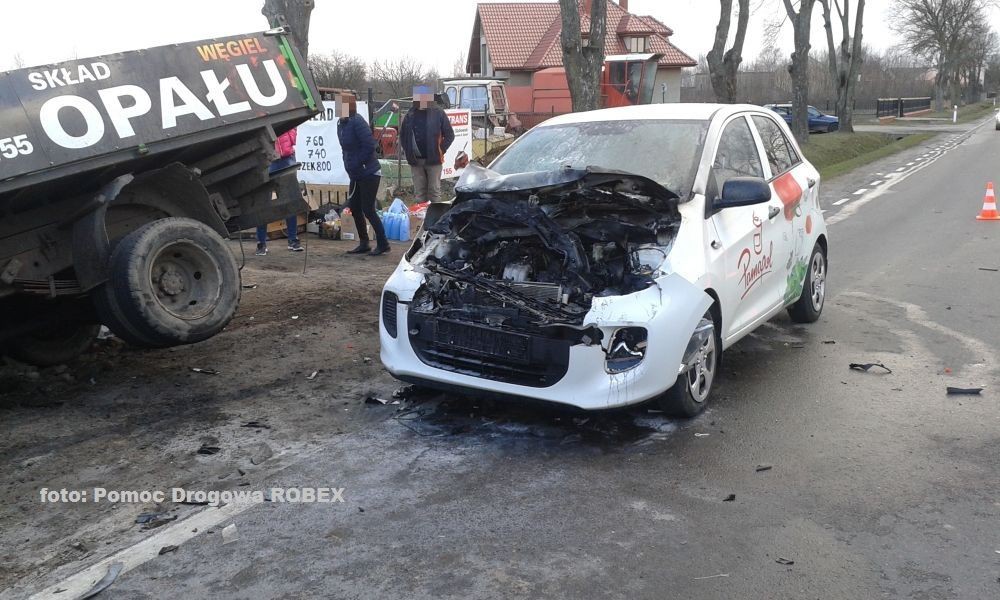 Zderzenie dwóch samochodów. Jeden się zapalił, drugi wpadł do rowu (zdjęcia)