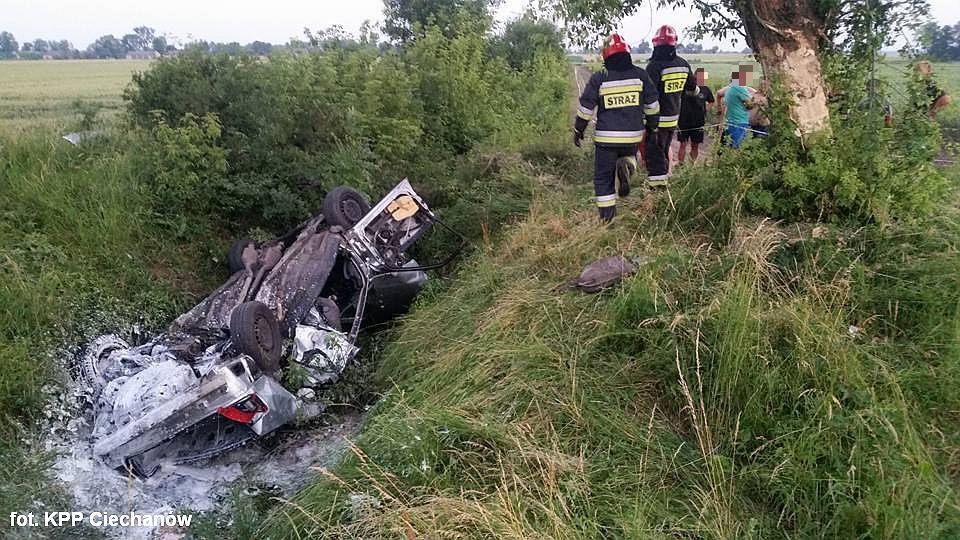 Wypadek pod Ciechanowem: Audi uderzyło w drzewo. Kierowca był pod wpływem alkoholu (zdjęcia) - akt.