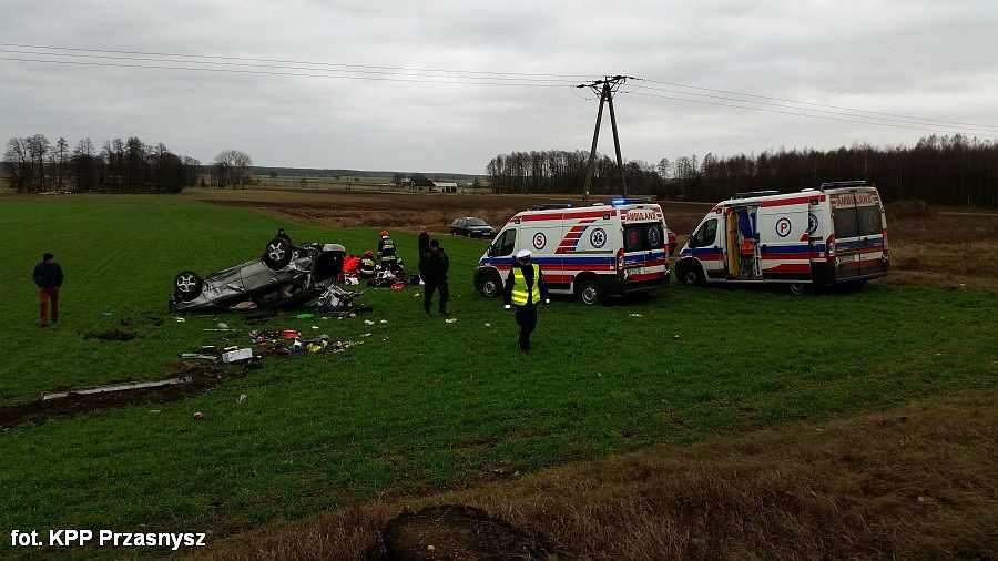 Dachowało Subaru. Cztery osoby ranne, w tym dwoje dzieci (zdjęcia)