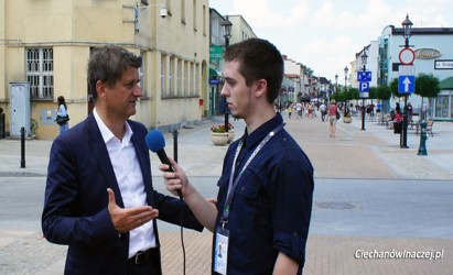 Janusz Palikot na ciechanowskim deptaku - wywiad wideo