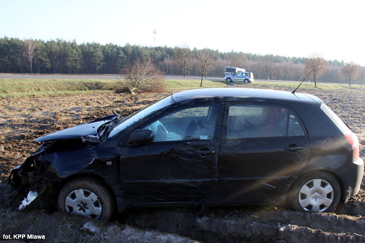 Toyota uderzyła w drzewo i dachowała. Ranna kobieta i 5-letnia dziewczynka