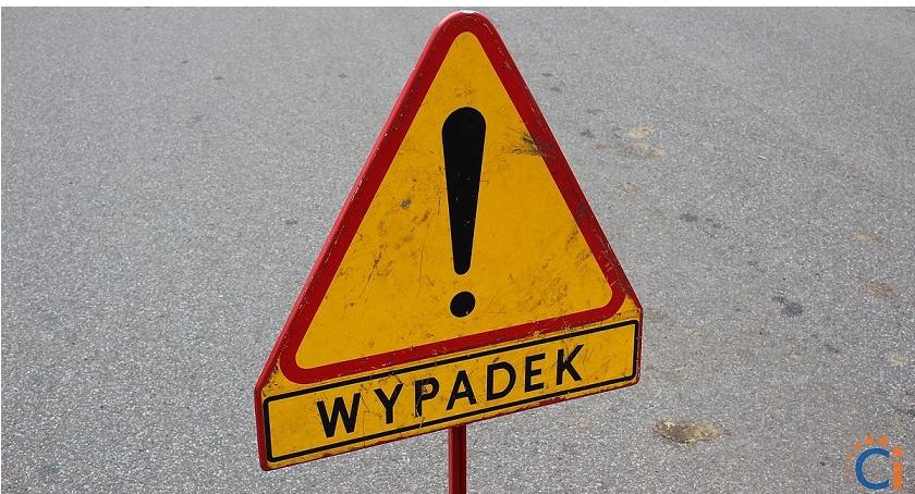 Zderzenie osobówek na skrzyżowaniu ul. Mleczarskiej i Tysiąclecia