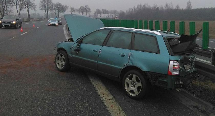 Poranne dachowanie Audi na krajówce [zdjęcia]