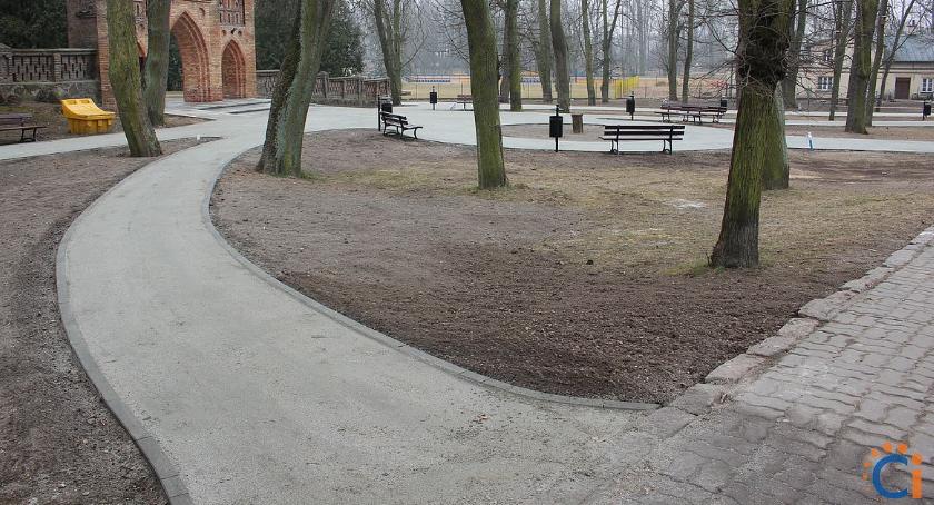 Nowy parking i alejki przy ciechanowskim Klasztorku [zdjęcia]