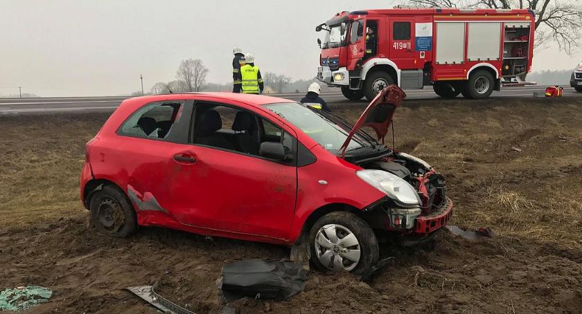 Toyota dachowała pod Glinojeckiem. Sprawca jechał pijany i na zakazie [zdjęcia]