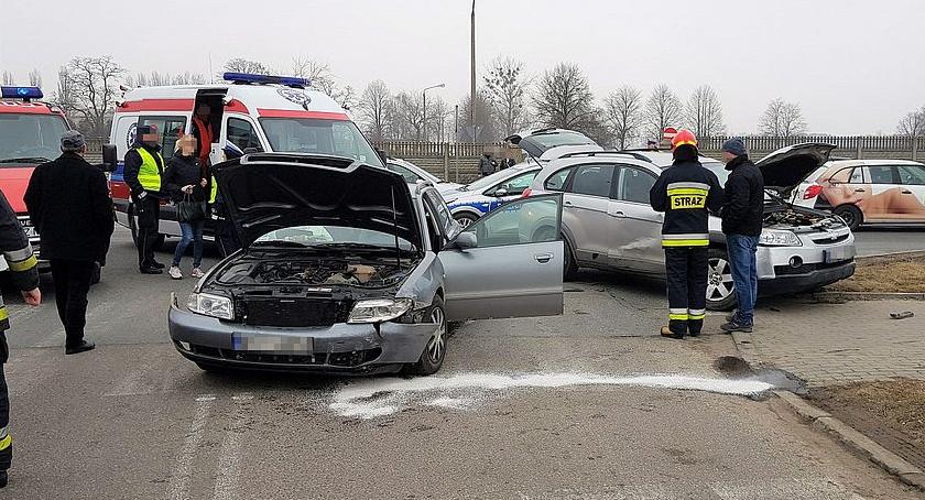 Chevrolet zderzył się z Audi. Matka z synem trafili do szpitala [zdjęcia]