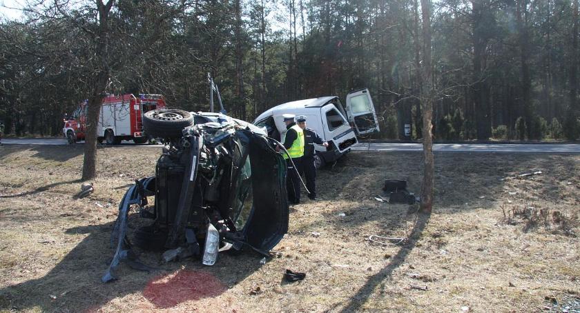 Citroen zderzył się z Volkswagenem na krajówce. Trzy osoby ranne [zdjęcia]