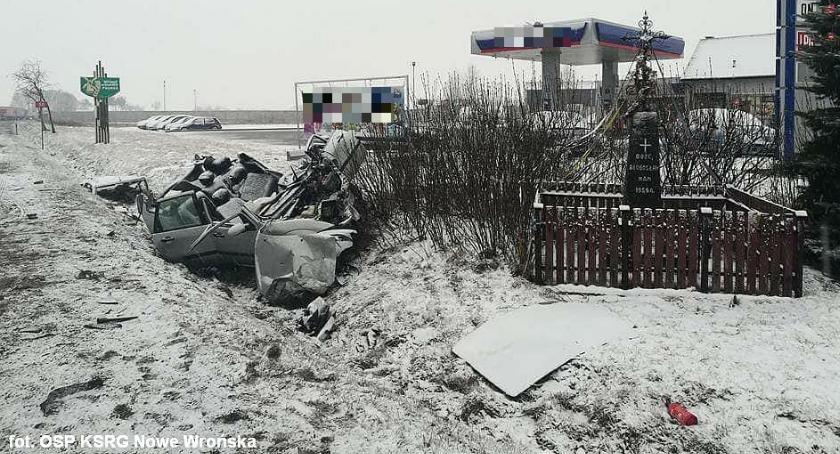 Zderzenie Forda z Renault na drodze Ciechanów-Płońsk. Trzy osoby poszkodowane [zdjęcia]