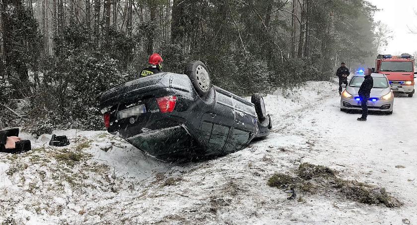 Volkswagen wypadł z drogi i dachował [zdjęcia]