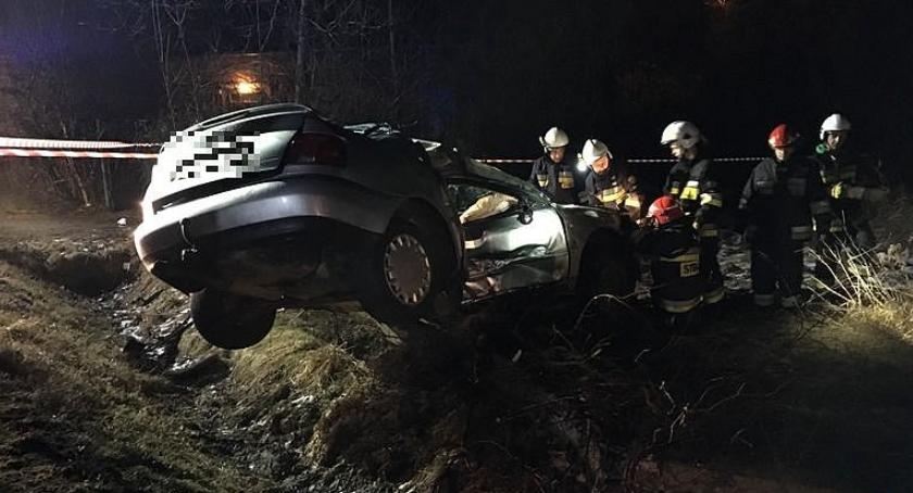 Audi uderzyło w latarnię i dachowało. Kierowcę ratował strażak z OSP Gąsocin [zdjęcia]