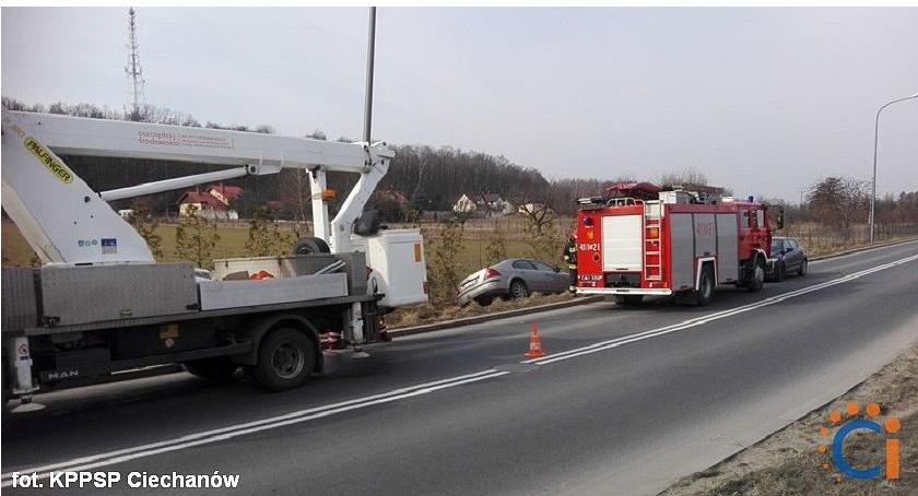 Ford uderzył w latarnię na pętli miejskiej. Kierowcy brak