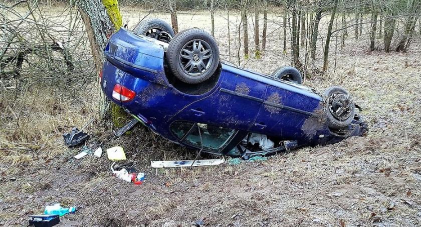 Seat wypadł z drogi i dachował [zdjęcia]