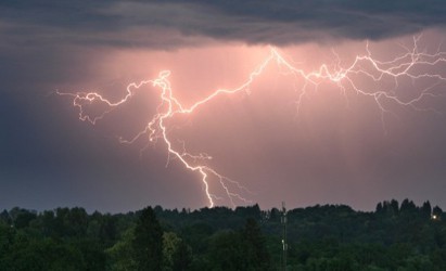 Gwałtowne burze nadciągają nad Mazowsze. Wieczorem lepiej zostańcie w domu. 