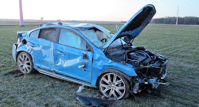 Volvo wypadło z drogi i dachowało [zdjęcia]