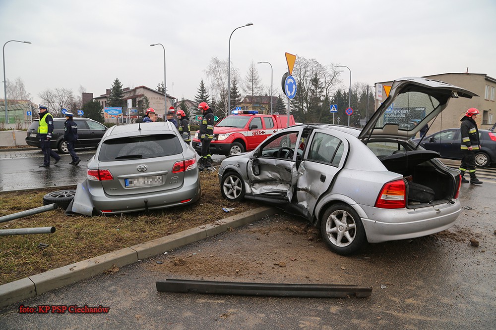 Zderzenie Opla i Toyoty na rondzie na ul. Płońskiej (zdjęcia)