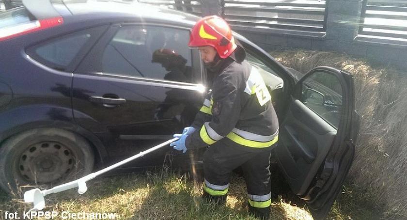 W Ciechanowie Ford wypadł z ronda, uderzył w hydrant i wylądował w rowie [zdjęcia]