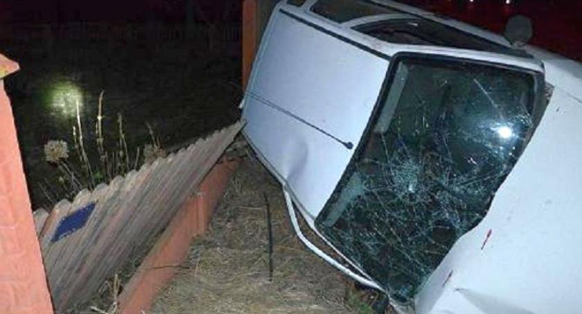 Citroen dachował i uderzył w ogrodzenie. Za kierownicą kompletnie pijany 21-latek [zdjęcia]