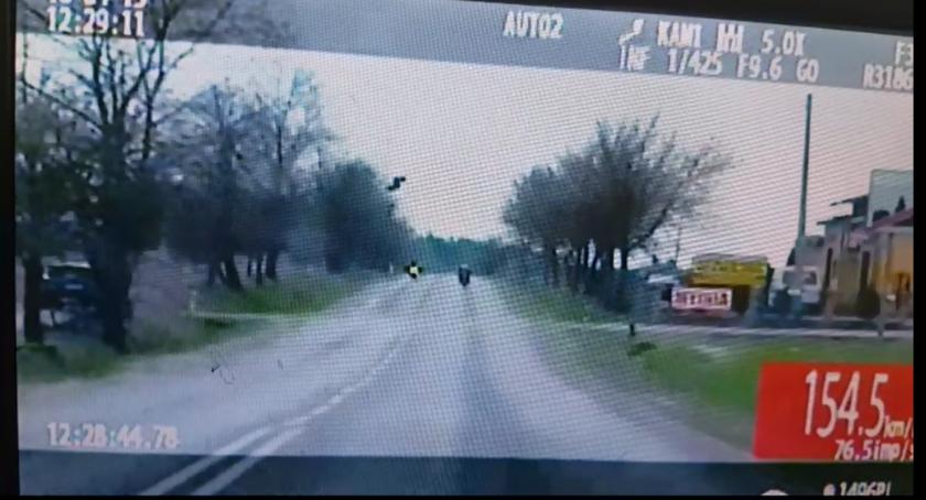 Pościg za motocyklistą. Pędził w terenie zabudowanym ponad 150 km/h [wideo]